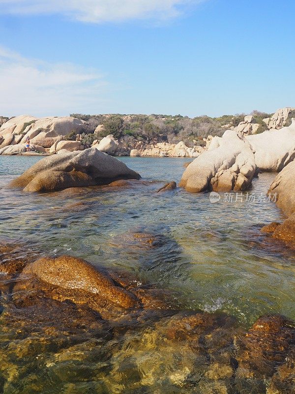 Cala Serana在卡布里拉岛，在马达莱纳岛，撒丁岛，意大利